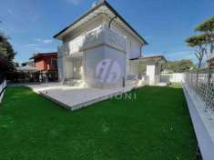 Foto Villa in vendita a Lido di Camaiore - Camaiore 260 mq  Rif: 1177348