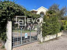 Foto Villa in vendita a Lignano Sabbiadoro - 16 locali 390mq