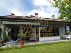 Foto Villa in vendita a Maccagno con Pino e Veddasca - 14 locali 396mq