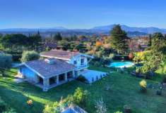 Foto Villa in Vendita a Manerba del Garda