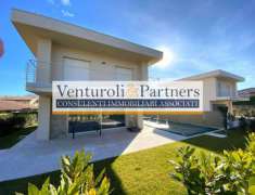 Foto Villa in Vendita a Manerba del Garda
