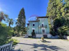 Foto Villa in vendita a Marchirolo - 9 locali 546mq