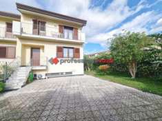 Foto Villa in vendita a Tremestieri Etneo - 8 locali 220mq