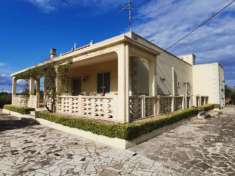 Foto villa in zona periferica con ampio giardino privato