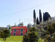 Foto Villa indipendente allo stato grezzo con ampio giardino