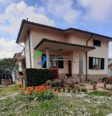 Foto Villa indipendente con giardino, terrazzo e garage.