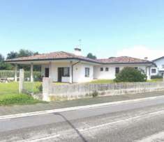Foto Villa indipendente tricamere con giardino e taverna