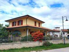 Foto Villa o villino in Vendita, pi� di 6 Locali, 300 mq (L'Aquila)