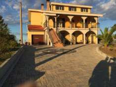 Foto villa panoramica con giardino
