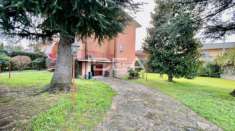 Foto Villa plurifamiliare in vendita a Lucca - 4 locali 220mq