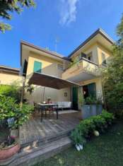 Foto Villa plurifamiliare in vendita a Riccione