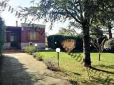 Foto Villa rifinita con giardino angolare