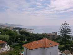 Foto Villa signorile vicino alle spiagge, con giardino e box auto, bella vista mare.