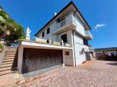 Foto Villa trifamiliare in vendita a Colonnella