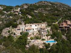 Foto Villa unifamiliare in vendita a Arzachena - 14 locali 300mq