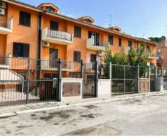 Foto Villetta a schiera con giardino