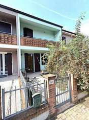 Foto Villetta a schiera con giardino privato