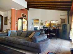 Foto Villetta ad angolo con giardino privato, terrazza vivibile e box doppio