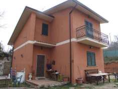 Foto Villetta con giardino