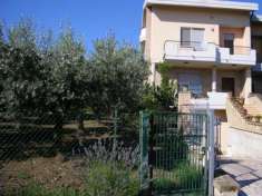 Foto Villetta semi indipendente con giardino circostante