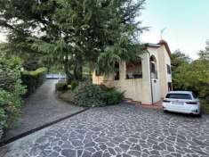Foto Villino indipendente con vista panoramica sulle colline di Prato  Schignano