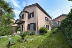 Foto VIMERCATE - porzione di villa bifamiliare con ampio giardino