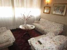 Foto Zona Marco polo.Terra tetto su 3 livelli  composta da : piano terra con  ingresso, sala, bagno e giardino di 30 mq circa, al primo piano ampia sala, c