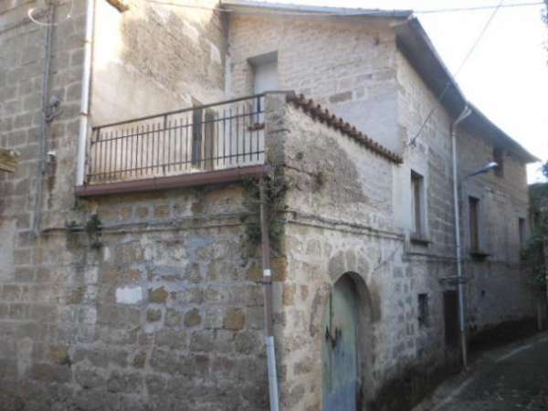 Foto 1912/MARZANO Casa indipendente di mq 300 su due livelli con giardino pensile di mq 300 in localit  Macini, frazione di Marzano Appio.