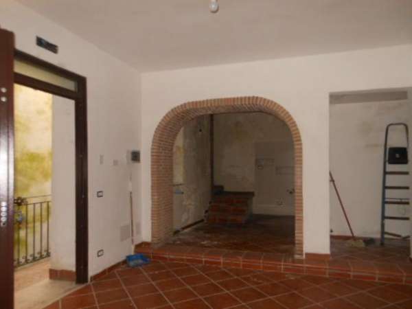 Foto 1916/VAIRANOPATENORA Casa indipendente di mq 140 su tre livelli subito abitabile al centro di Vairano Patenora, tra via Fontana e vico San Giovanni.
