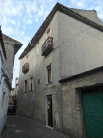 Foto 1964/MARZANO Casa indipendente di 210 mq a Marzano Appio in via Campopiano con giardino di mq 400. Si sviluppa su tre livelli. Al piano terra doppio g