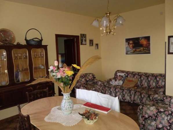 Foto 1990/TEANO Casa indipendente affiancata su due lati di mq 210 su tre livelli a Furnolo, frazione di Teano in via Chiesa. Al piano terra locali di sgom