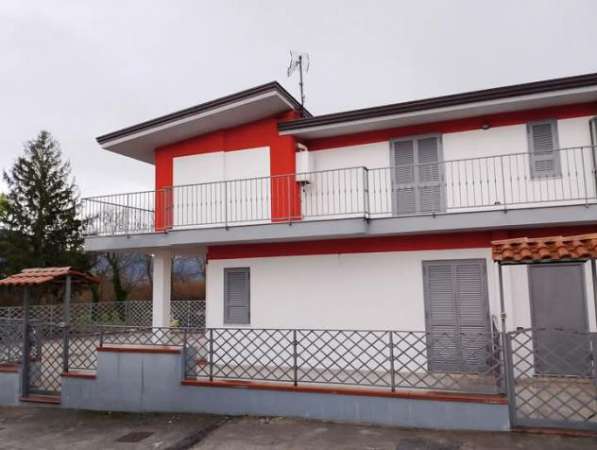 Foto 1995/TAVERNAZARONE Appartamento di mq 55 al piano primo con balcone di mq 25, in complesso residenziale recintato a Taverna Zarone, frazione di Teano.
