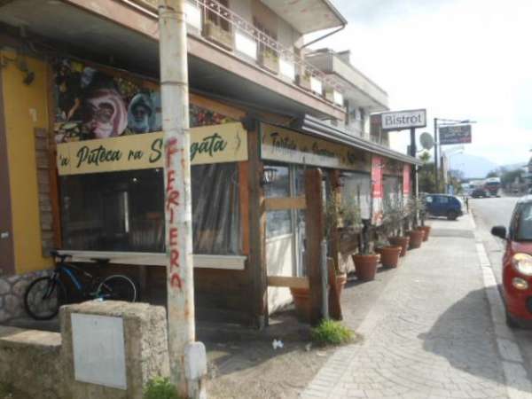 Foto 1996/VAIRANO Avviatissima attivit  commerciale di ristorazione in posizione strategica a Vairano Scalo. Situato sulla Strada Nazionale, di fronte al f
