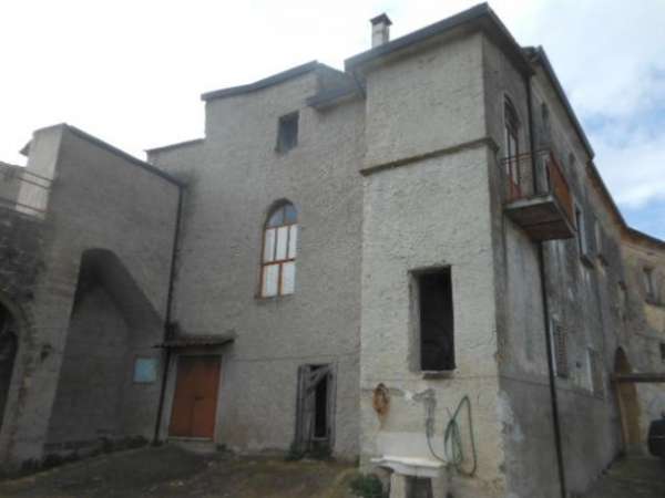 Foto 2005/TUOROFUNARO Casa indipendente affiancata per un lato di mq 300 su due livelli con giardino pensile di mq 400. A Tuorofunaro, piccola ed antica fr