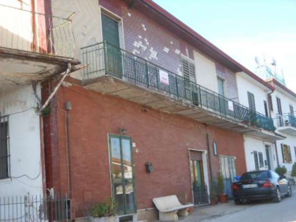 Foto 2006/PRESENZANO Casa indipendente di mq 260 su due livelli in via Comunale, strada che porta alla villetta Comunale di Presenzano. Possibilit  di gara