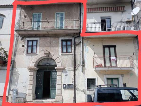 Foto 2019/PIEDIMONTE Porzione di fabbricato di circa 150 mq situata in via Sorgente, nel cuore del centro storico di Piedimonte Matese, con possibilit  di