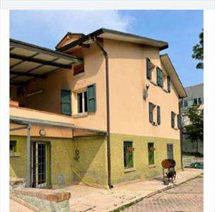 Foto 4 o pi� Locali in Vendita, pi� di 6 Locali, 203,8 mq, Prignano s