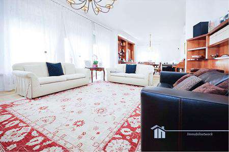 Foto 4 o pi� Locali in Vendita, pi� di 6 Locali, 218 mq, Roma (Bologn