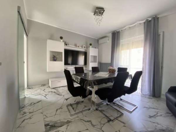 Foto A660. Carpi. Appartamento di ampia metratura in casa bifamiliare.
