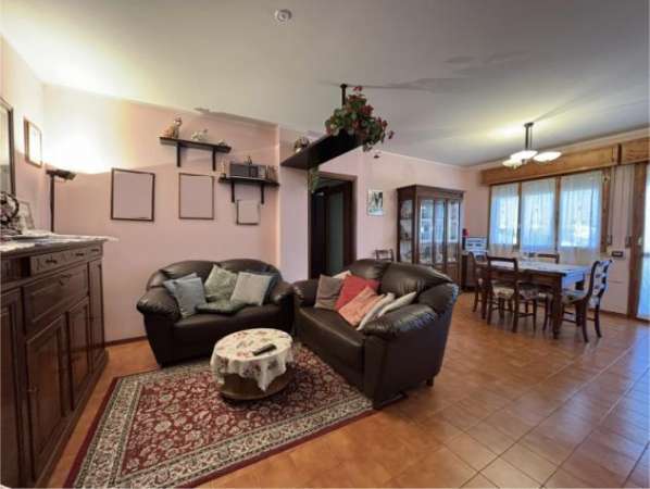 Foto A698. SOLIERA. APPARTAMENTO CON 3 CAMERE DA LETTO BAGNO E LAVANDERIA. GARAGE A PIANO TERRA.
