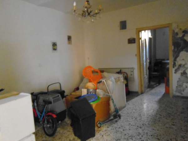 Foto Abitazione con garage e piccola corte