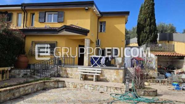 Foto Abitazione di tipo civile di 207 mq  in vendita a Mendicino - Rif. 4507438