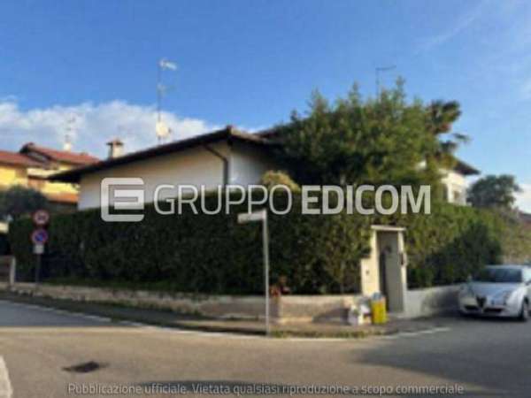 Foto Abitazione di tipo civile di 252 mq  in vendita a Oleggio - Rif. 4509596