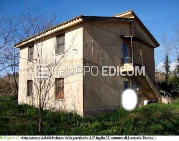 Foto Abitazione di tipo economico di 195 mq  in vendita a Lamezia Terme - Rif. 4504185