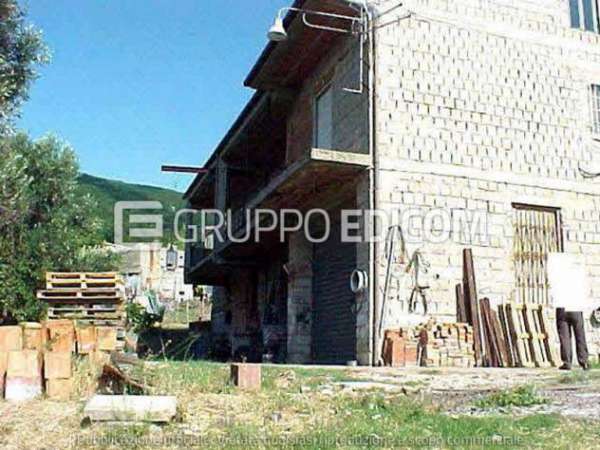 Foto Abitazione di tipo economico di 489 mq  in vendita a Montalto Uffugo - Rif. 4501192