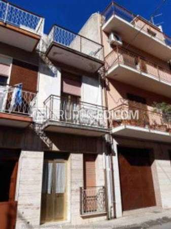 Foto Abitazione di tipo popolare di 107 mq  in vendita a Floridia - Rif. 4506282