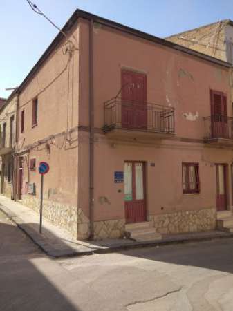 Foto Abitazione indipendente, in zona centralissima, composta da 6,5 vani catastali