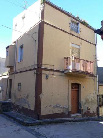 Foto ABITAZIONE SINGOLA, con ingresso indipendente, di mq 118