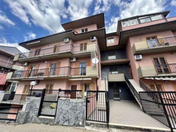 Foto Aci Sant�Antonio 4 vani con Servizi e ampio Garage
