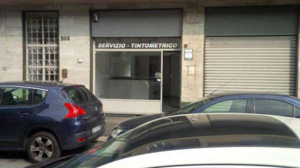 Foto Adiacenze Piazza Zara Negozio con una vetrina su strada trasformabile in appartamento o loft